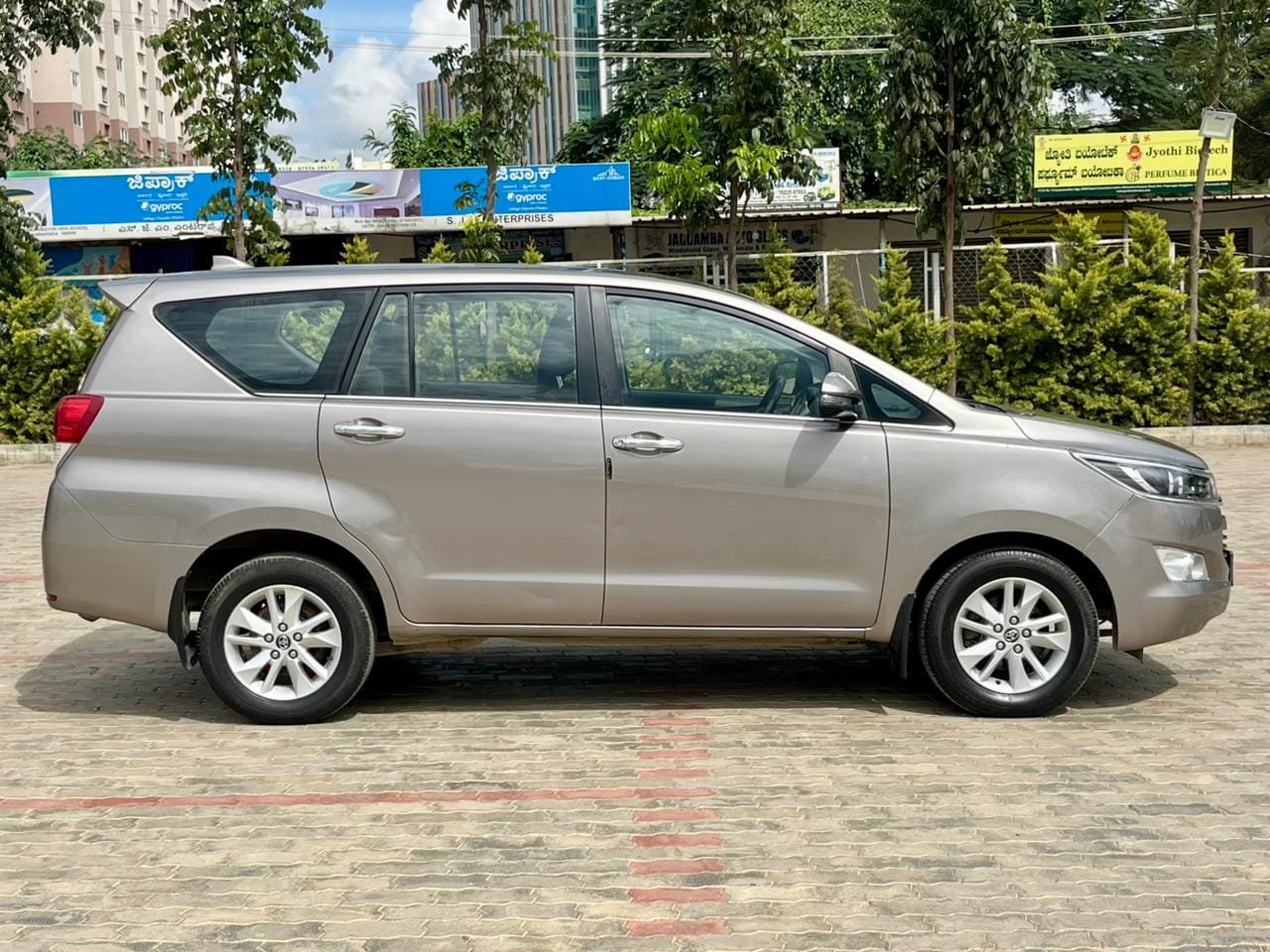 Toyota Innova Crysta 2.4 V Diesel | Best Used Car