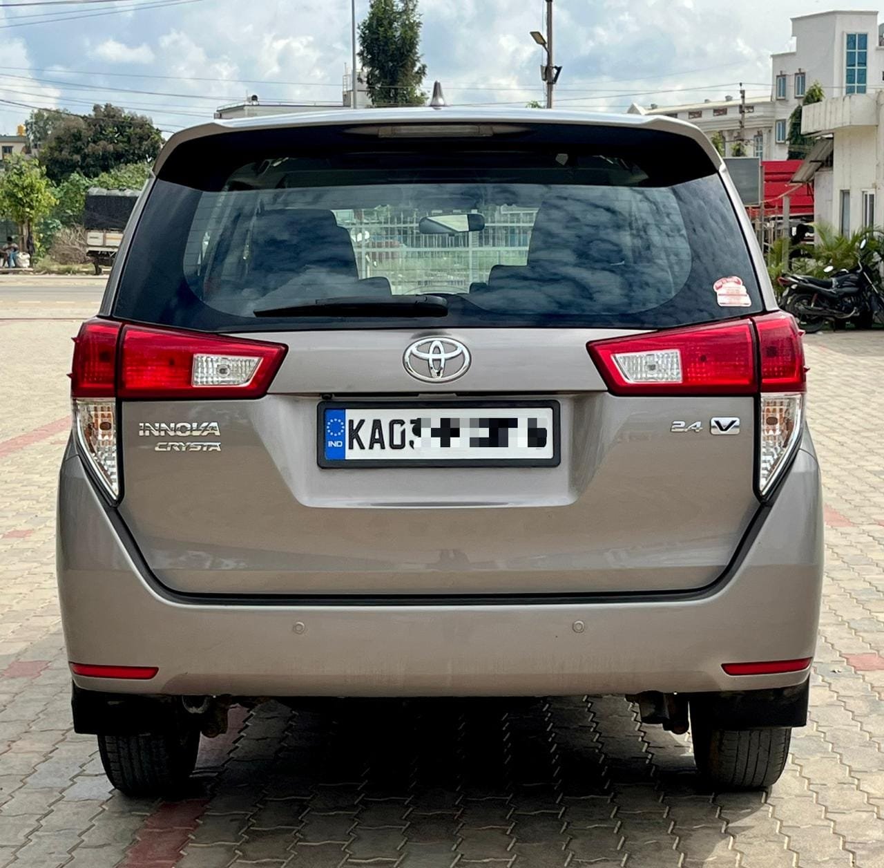 Toyota Innova Crysta 2.4 V Diesel | Best Used Car